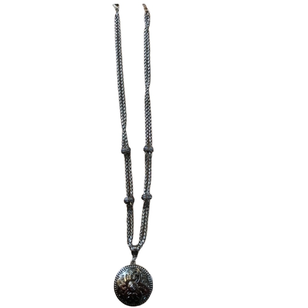 VINTAGE silver colored necklace.   RD/BX